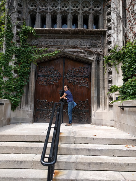 Guanqing in front of Kent Hall at UChicago